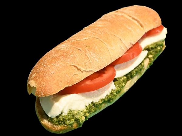 Desembroodje Mozzarella, tomaat, Pesto